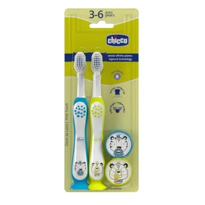 Immagine di Chicco Set 2 Spazzolini da Denti per Bambini con Ventosa, Testina Arrotondata, Setole Morbide Delicate su Gengive e Dentini, Ampio Manico Antiscivolo, Coprisetole Incluso, 3 6 Anni, Pezzi, Bimbo