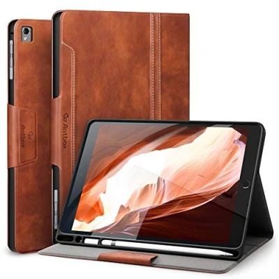 Immagine di Antbox Custodia per iPad 9,7 Pollici (6ª/5ª Generazione) /iPad Pro Pollici/iPad Air 2ª/1ª Generazione con Portapenne, Angolo di Supporto Regolabile, Auto Sveglia/Sonno (Marrone)
