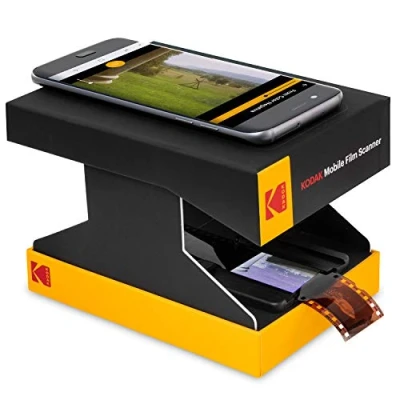 Immagine di KODAK Scanner portatile per pellicole Scansiona e salva vecchie diapositive da 35 mm con la fotocamera del tuo smartphone pieghevole