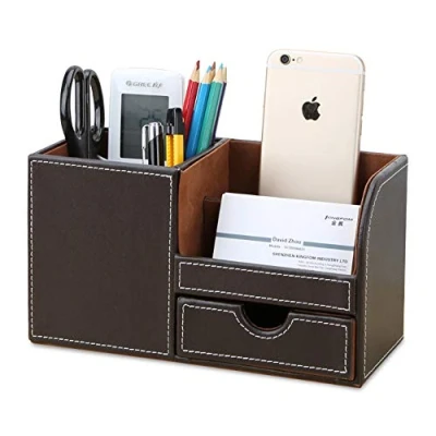 Immagine di KINGFOM 4 scomparti Multifunzionale Portaoggetti da scrivania/Organizzatore di cancelleria/Portapenne Scrivania/Organizer scrivania/Portaoggetti ufficio in Pelle PU (Marrone)