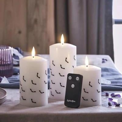 Immagine di Lights4fun TruGlow® Set di 3 Candele a LED Fiamma Tremolante in Vera Cera Pipistrello Pile con Timer e Telecomando Decorazione Halloween per Interni
