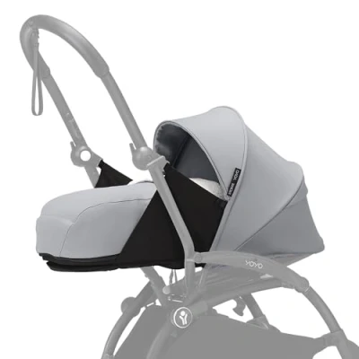 Immagine di Stokke YOYO 0+ Newborn Pack, Stone Include materasso, capottina estendibile e allacciatura a 5 punti Richiede telaio (venduto separatamente)