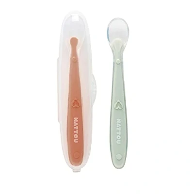 Immagine di Nattou 876834, Cucchiai in silicone per bambini, Set da 2, Lunghezza: 16 cm l&#039;uno, Con custodia, Senza BPA, Silicone, Arancione/Verde/Trasparente