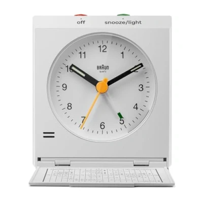 Immagine di Braun classica sveglia analogica da viaggio con funzione snooze, design vintage, dimensioni compatte, coperchio pieghevole, movimento al quarzo silenzioso, crescendo in bianco, modello BC05W.