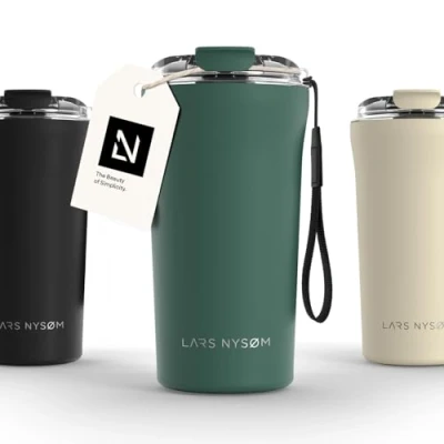 Immagine di LARS NYSØM Tazza Termica Per caffè Thermo Coffee Mug to Go con Cinturino &amp; Coperchio in Tritan 500ml da Viaggio Senza BPA 0,5 Litri Isolamento e tè (Pine Green, 500ml)