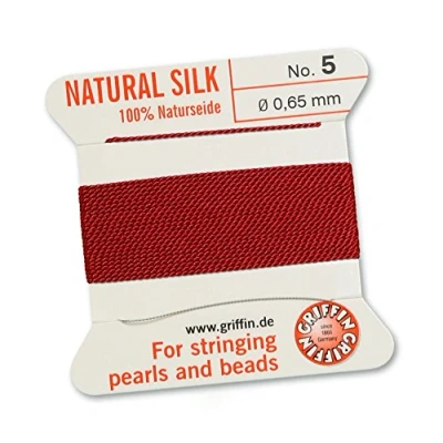 Immagine di GRIFFIN Cordino/corda/filo, 100% in seta naturale, per infilatura di perle o perline, colore rosso granato, 2 metri, con ago incluso, 13 dimensioni, Red, 0.65mm