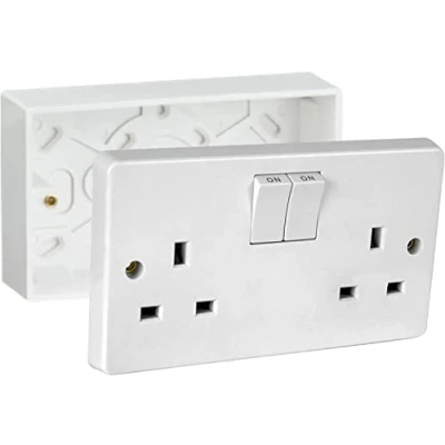 Immagine di Mr.Gadget&#039;s Solutions 13A Doppio Bianco Commutato Socket &amp; Montaggio Superficie 25mm Pattress Box 2 Gang Set Prese Elettriche
