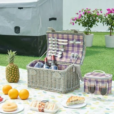 Immagine di casa.pro Cestino da Picnic per 2 Persone Valigia in Rami di Salice Set Incluso Piatti Posate Bicchieri Borsa Termica Cavatappi 40 x 28 25 cm Tessuto a Scacchi Viola/Beige