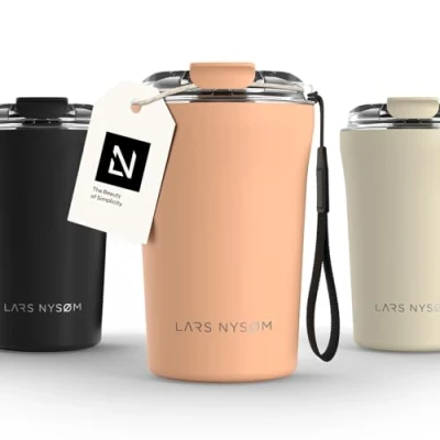Immagine di LARS NYSØM Tazza Termica Per caffè Thermo Coffee Mug to Go con Cinturino &amp; Coperchio in Tritan 380ml da Viaggio Senza BPA 0,38 Litri Isolamento e tè (Creamy Peach, 380ml)