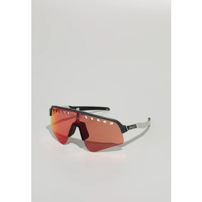 Immagine di Oakley Occhiali da sole rettangolari Oo9465 Sutro Lite Sweep Uomo, Argento opaco/Blu Colorshift/Prizm Trail Torch, 39 mm