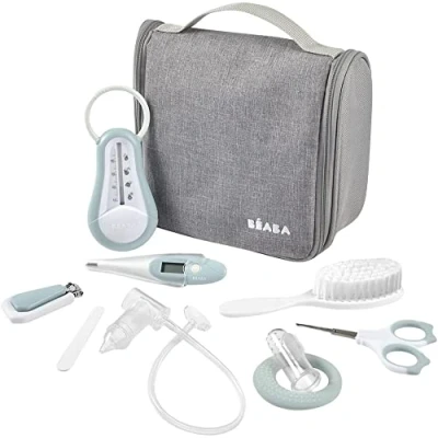 Immagine di BÉABA Set per la Cura del Bambino, Kit Completo de 9 Accessori: Termometro da Bagno Digitale, Aspiratore nasale, Massaggiatore di Gengive, Borsa Toilette Viaggio, Green Blue