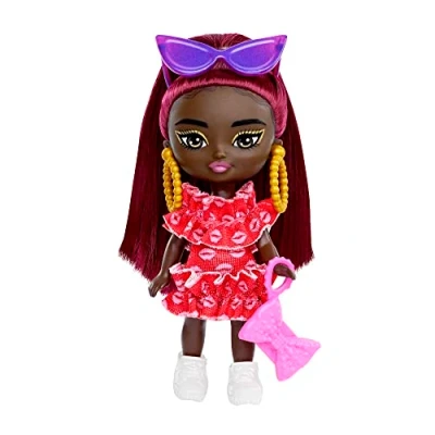Immagine di Barbie Extra Mini Minis, bambola bionda con basco e giacca in stile college, borsetta a forma di orsacchiotto gommoso, abiti accessori, giocattolo per bambini 3+ Anni, HLN48