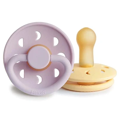 Immagine di FRIGG Moon Phase confezione da 2 ciucci Ciuccio in lattice Prodotto Danimarca Senza BPA Tettarella simmetrica a ciliegia (Pale Daffodil/Soft Lilac, Taglia (6 18 Mesi))