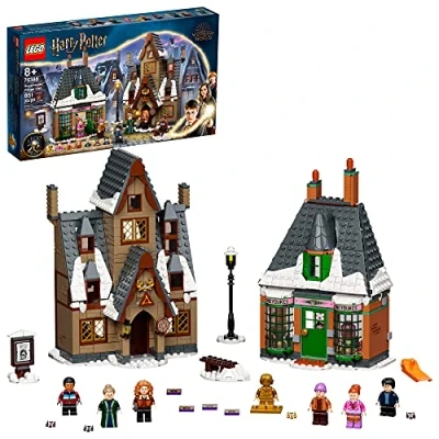 Immagine di LEGO Harry Potter Hogsmeade Village Visit 76388 Building Kit with Honeydukes Store and The Three Broomsticks Pub; New 2021 (851 Pieces)