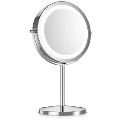 Immagine di Navaris specchio ingrandente rotondo con LED ingranditore 5x per il trucco rasatura da appoggio luce integrata 17 girevole 360 argento