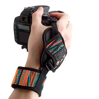 Immagine di USA GEAR Tracolla in neoprene per DSLR Camera Reflex polso imbottito Quick Grip Funziona con Canon EOS 700D / 100D, Nikon D3300 e altri (sud ovest)