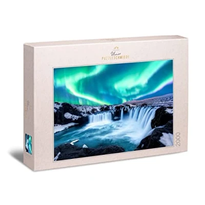 Immagine di Ulmer Puzzleschmiede puzzle &quot;Gli elementi del Nord&quot; Impressionante naturale da 2000 pezzi Alla cascata Godafoss in Islanda, le luci polari si incontrano su rocce ruvide e acqua ghiacciata