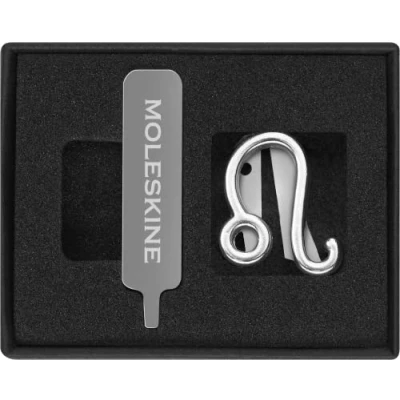 Immagine di Moleskine Pin per Taccuino o Agenda Leone, Spilla Simbolo Zodiacale, Personalizza la Chiusura con Elastico, Idee Regalo Personalizzato, Colore Argento