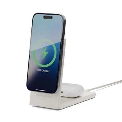 Immagine di Native Union Rise 2 in 1 Caricatore wireless magnetico Certificato Qi2 e compatibile con MagSafe Stand di ricarica pieghevole 15W per iPhone 16/15/14/13 pad AirPods Pro(Pietra Sabbia)