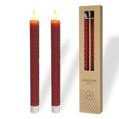 Immagine di comforder candele a LED in vera cera con fiamma tremolante (set da 2), elettriche funzione timer, alimentate batteria, effetto nido d&#039;ape (rosso bordeaux)