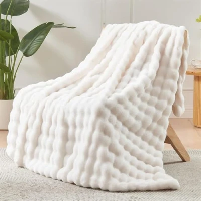 Immagine di LINGKY Coperta Plaid Super Morbida Pile Peluche di Coniglio Caldo e Spesso, Copridivano Fluffy Alta Qualità, Matrimoniale per Camera da Letto Viaggi (Bianco,130 x 160cm)