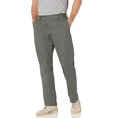 Immagine di Amazon Essentials Pantaloni Chino Classici con Parte Piatta sul Davanti Resistenti alle Pieghe (Disponibili in Taglie Extra Forti) Uomo, Verde Oliva, 30W / 29L