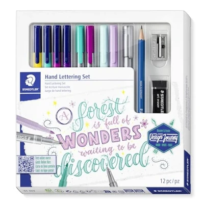 Immagine di STAEDTLER Set di lettering manuale con 4 triplus color, 2 fineliner, textsurfer, 1 penna metallizzata, matita da disegno, temperino, gomma, 61 323