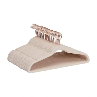 Immagine di Amazon Basics Confezione da 50 grucce sottili con superficie antiscivolo in velluto Rosa cipria/Oro