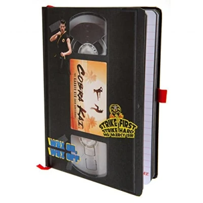 Immagine di Cobra Kai Notebook &amp; Sticker Set (VHS Design) A5 Premium Journal Notebook, quaderno per appunti, e quaderni, A5, Great Gifts Prodotto ufficiale