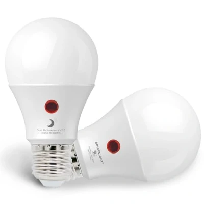 Immagine di SINCELIGHT Crepuscolo all&#039;alba Lampadina LED con doppio sensore a fotocellula, 9W, E27, accensione e spegnimento automatico in base al livello di luce diurna, per esterni, Bianco Freddo 6000K, 2 pz.