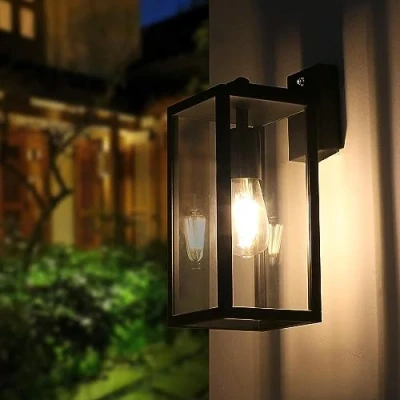 Immagine di BRIMMEL Lampada da parete con Sensore per Esterno dal Crepuscolo all&#039;Alba, Applique antiruggine paralume in vetro trasparente, Alluminio Nero