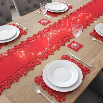 Immagine di Christmas Concepts® Set di biancheria da tavola natalizia in feltro rosso 9pce Include 2 m runner per fiocchi neve, tovagliette e sottobicchieri neve