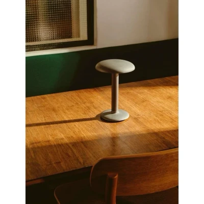 Immagine di FLOS Architectural Gustave LED da tavolo, accu 927 alluminio