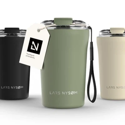 Immagine di LARS NYSØM Tazza Termica Per caffè Thermo Coffee Mug to Go con Cinturino &amp; Coperchio in Tritan 380ml da Viaggio Senza BPA 0,38 Litri Isolamento e tè (Sage Green, 380ml)