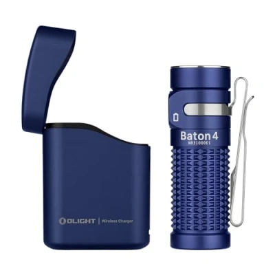 Immagine di OLIGHT Baton 4 kit Torcia EDC con Scatola di Ricarica Piccole Dimensioni ad Alta Luminosità 1300lm Pulsanti Laterali in Metallo Adatta a Casa o Viaggio All&#039;aperto(Gentiluomo blu)