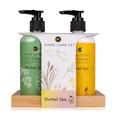 Immagine di Accentra Set per la cura delle mani Herbal Spa su un ripiano in legno, 290 ml di sapone le e lozione da ml, confezione (carta) bottiglie materiale riciclato