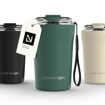 Immagine di LARS NYSØM Tazza Termica Per caffè Thermo Coffee Mug to Go con Cinturino &amp; Coperchio in Tritan 380ml da Viaggio 0,38 Litri Isolamento e tè (Pine Green, 380ml)