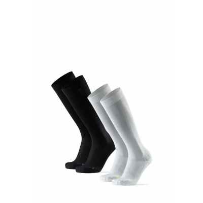 Immagine di DANISH ENDURANCE Calze sportive a compressione, 21 26 mmHg, per uomo e donna, Multicolore (1 x Nero, 1 Bianco), 43 47