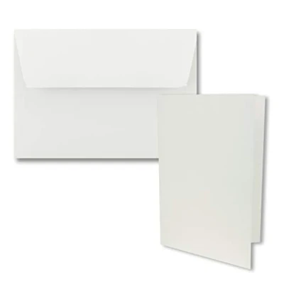 Immagine di Set di 50 biglietti pieghevoli, formato DIN B6, 12 x 17 cm, colore bianco naturale (bianco), con buste chiusura adesiva, per inviti e auguri compleanno o matrimonio