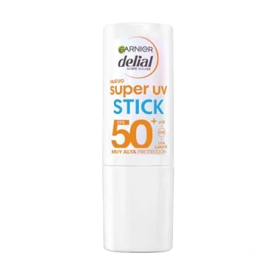 Immagine di Garnier Delial Solare Super UV Stick Invisibile con Burro di Karité E Vitamina FPS50+. Adatto per pelli sensibili. Formato viaggio applicazione comoda.