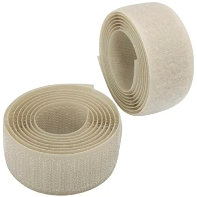 Immagine di Aerzetix C65952 Nastro/rotolo di scratch 25mm 1 metro auto aggrappante organizer/fermacavo striscia aggancio sacchetto indumento cinghia colore: beige chiaro in poliammide e poliestere