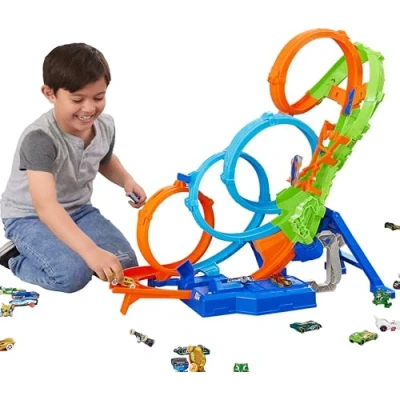 Immagine di Hot Wheels Mega Loop Super Scontri, Pista Ripiegabile con 3 Anelli, Zona di scontro a corsie e Boost motorizzato, Include Una macchinina in Scala 1:64, Giocattolo per Bambini, 5+ Anni, HXT06