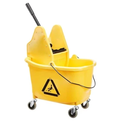 Immagine di Amazon Basics Secchio per mocio Kentucky, rettangolare, con ruote resistenti e strizzatore a pressione verso il basso, 33 litri, giallo (precedentemente marchio AmazonCommercial)