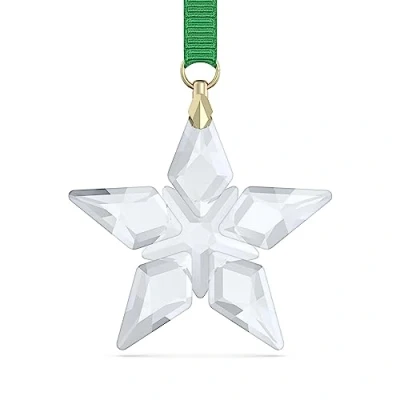Immagine di Swarovski Ornamento a forma di piccola stella, edizione annuale 2023, con nastro verde e dettagli rifiniti in tonalità oro, parte della collezione Annual Edition