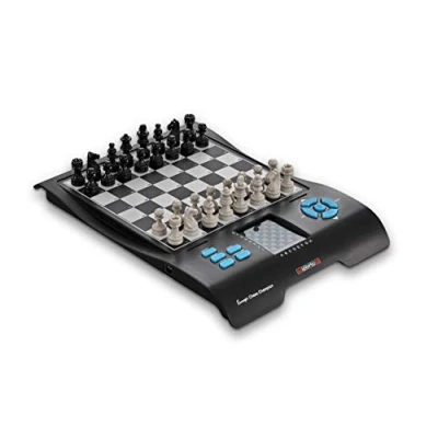 Immagine di MILLENNIUM Europe Chess Champion Scacchiera elettronica + 7 altri giochi (dama, halma, forza quattro, hotello, etc.), per principianti e bambini. Con pratico scomparto da viaggio i pezzi