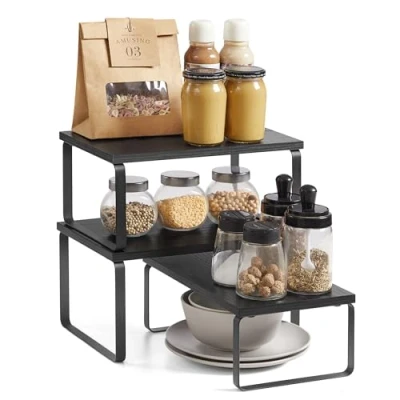 Immagine di SONGMICS Organizzatori Armadio da Cucina, Set di 3 Scafali Banco, Impilabili, Portaspezie Espandibile, in Metallo e Legno Ingegnerizzato, Nero Opaco Grigio Antracite KCS220B01
