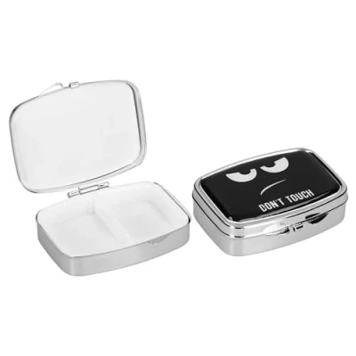Immagine di kwmobile 2x Scatola Portapillole Acciaio Inox con 2 Scomparti 5,5 x 4 1,5 cm Contenitore Porta Pillole Giornaliero Piccolo per Viaggio e Casa bianco/nero