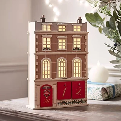 Immagine di Lights4fun Calendario dell’Avvento Natalizio Casetta con LED Bianchi Caldi a Pile per Arredo Interni