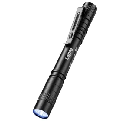 Immagine di Lepro Torcia UV 365nm,Luce Ultravioletti a Luce Nera per Rilevatore di Urina Cane/Gatto,Lampada LED Portatile Resina Polimerizzata,Mini Torce con Clip,2 Batterie AAA (Non Incluso)