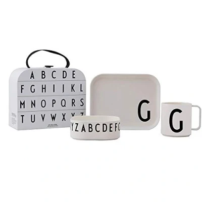 Immagine di Design Letters Classici in Valigia Set di 4 Tritan Regalo per Bambini Piatti, Ciotola, Tazza &amp; Organizer Senza BPA/BPS, Caduta Sicura Baby Doccia, Battesimo